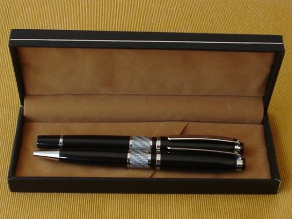 Conjunto de Caneta Esferográfica e Roller